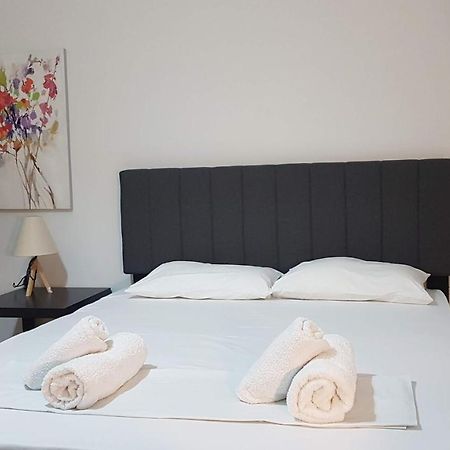 Olive Apartment- Athens Center, 4 BD, 1.5 BATH Exterior foto